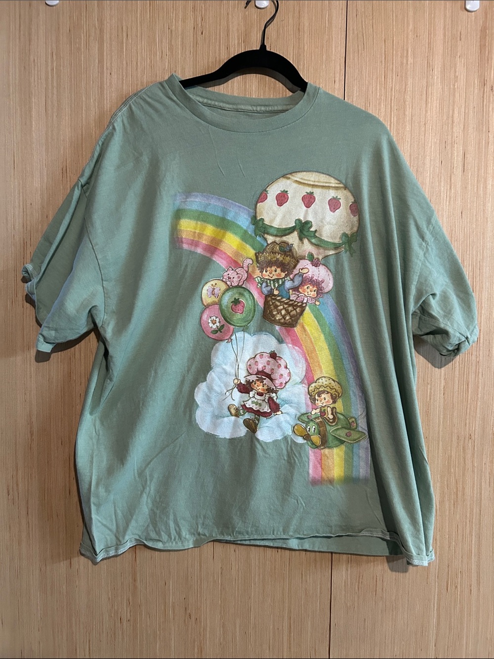 Vintage-Inspired Green Strawberry Graphic Short Sleeve Tee